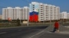 Новоотстроенные дома в Мариуполе с патриотическими муралами